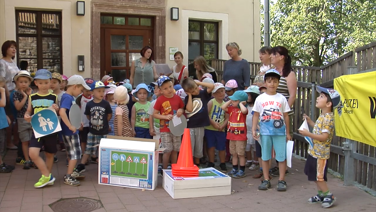 MEgional mit der Spendenübergabe an Schulanfänger MEgional mit der Spendenübergabe an Schulanfänger