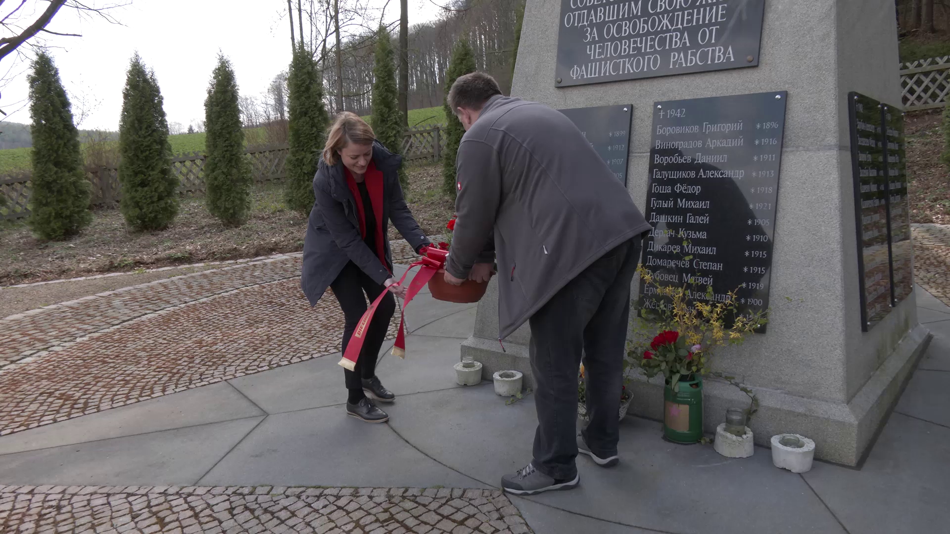 Der MEF Wochenrückblick für die 20. Kalenderwoche - mit der Kranzniederlegung am 8. Mai in Nennigmühle Der MEF Wochenrückblick für die 20. Kalenderwoche - mit der Kranzniederlegung am 8. Mai in Nennigmühle